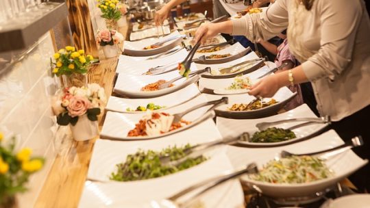 Organiser une soirée à thème : les services personnalisés d&rsquo;un traiteur