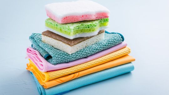Quels types de surfaces et de vitres peuvent être nettoyés avec l&rsquo;essuyage microfibre ?