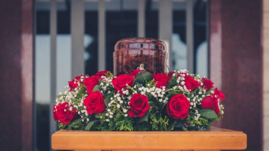 Hommage mémorable : les meilleurs articles funéraires pour honorer un être cher