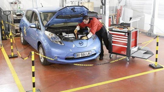 Comment entretenir une voiture électrique ou hybride ?
