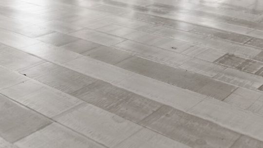 Tout savoir sur le béton poli : avantages, inconvénients et pose