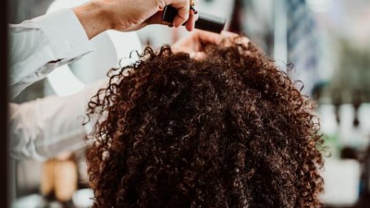 Quel type de défrisage choisir pour des cheveux crépus ?
