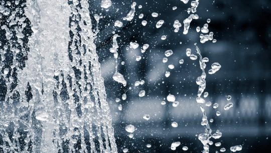 Les composants essentiels d&rsquo;un système de récupération d&rsquo;eau de pluie : réservoirs, filtres et pompes