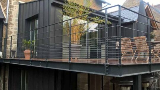 Comment concevoir une terrasse suspendue métallique sûre et durable
