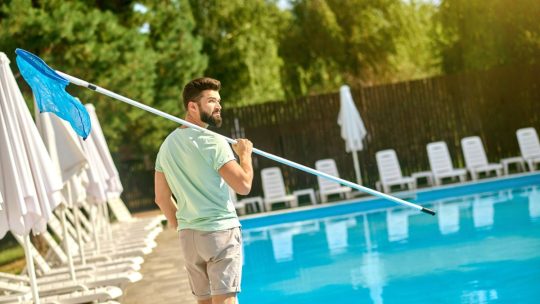 Nettoyage de piscine et sensibilité de la peau : Solutions et produits recommandés