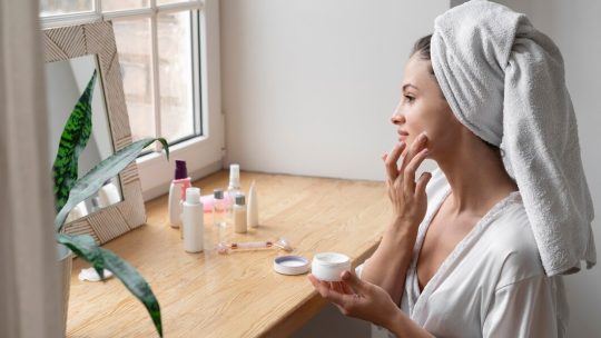 Quelle est la différence entre un soin anti-âge et un soin hydratant ?