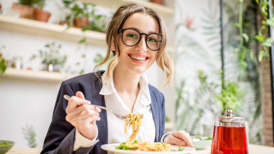 Manger pour se sentir bien : Les secrets d&rsquo;une alimentation équilibrée pour une santé mentale optimale