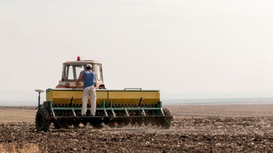Comment minimiser le compactage des sols lors de l&rsquo;utilisation de charrues ?