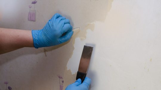 Comment éliminer les traces de mastic et de silicone après rénovation ?