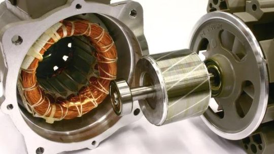 Guide d&rsquo;achat : comment choisir le moteur électrique adapté à vos besoins ?