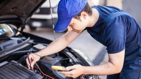Révision auto : fréquence, coût et conseils pour économiser