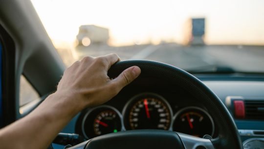 Comment s&rsquo;assurer que votre voiture est prête pour des trajets longue distance ? Conseils pratiques