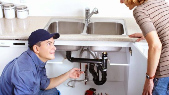 Comment améliorer la coordination entre le bureau et les plombiers sur le terrain ?