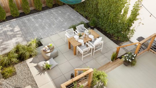 Créer une oasis naturelle : l&rsquo;art de la terrasse en bois au cœur des espaces verts