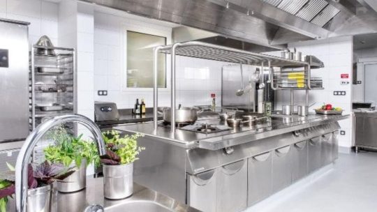 Les dernières technologies en plomberie pour les cuisines commerciales : Quoi de neuf ?
