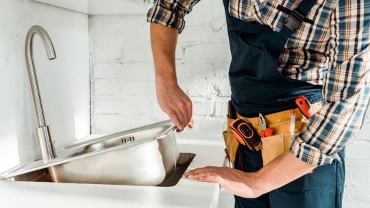 Comment se lancer dans le secteur de la plomberie : Guide pratique