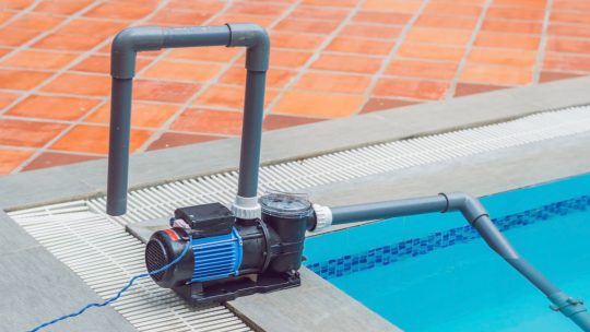 Les pompes de piscine : Comment choisir et entretenir ?