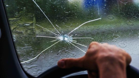 Comment savoir si une fissure sur le pare-brise est réparable ou si il faut le remplacer