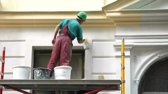 Peinture intérieure et extérieure : choix de finitions pour sublimer votre bâtiment