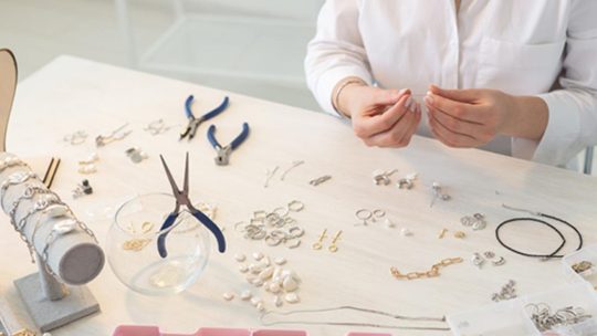 Les tendances actuelles en fabrication de bijoux : Ce que vous devez savoir