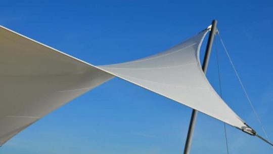 Pourquoi opter pour un abri solaire en toile ?