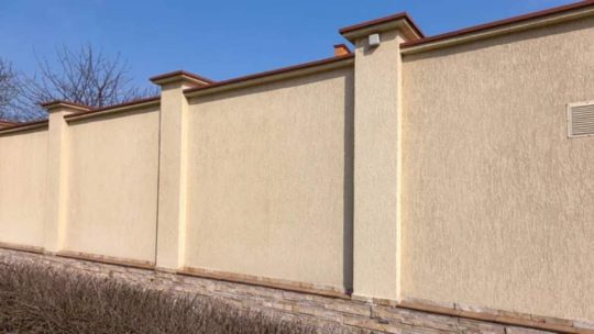 Comment réparer un stucco fissuré sans tout refaire ?