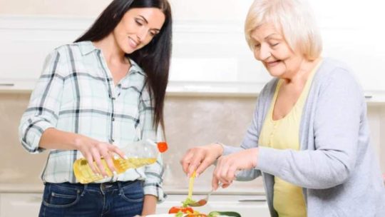 Comment choisir une aide à domicile de confiance pour les personnes âgées ?