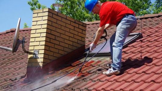 Pourquoi nettoyer votre toiture au moins une fois par an ?
