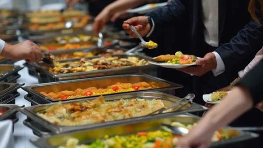 Buffets dînatoires : idées originales pour surprendre vos invités