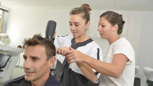 Stage de coiffure : comment perfectionner vos techniques rapidement ?