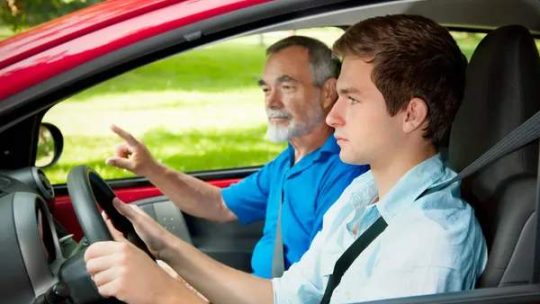 Conduite accompagnée : comment bien préparer un adolescent ?
