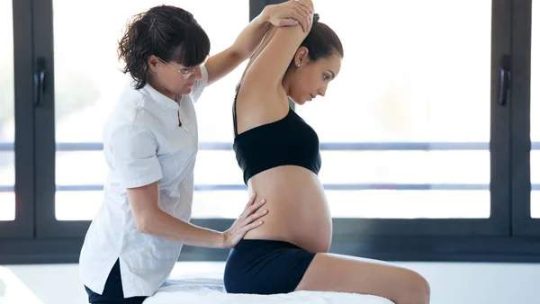 Peut-on consulter un ostéopathe pendant la grossesse ?