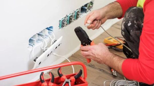 Les étapes clés d’une rénovation électrique réussie
