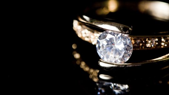 Bague de fiançailles : les tendances qui marquent 2025