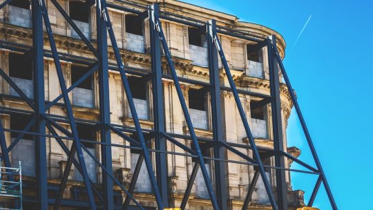 Rénovation de façade : le rôle clé du peintre façadier