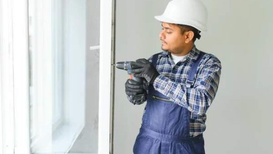 Pose de fenêtres : erreurs à éviter pour une installation durable