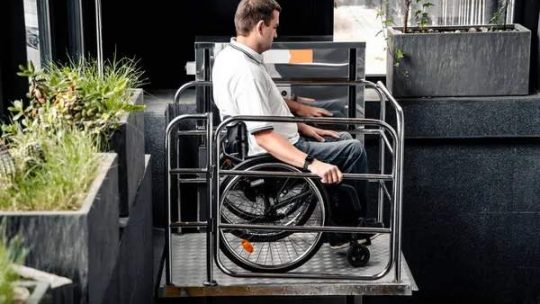 Installation d’ascenseur pour PMR : normes et bonnes pratiques