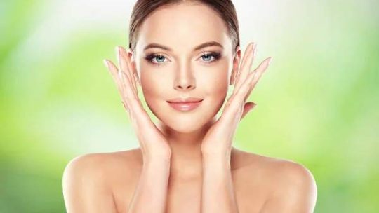Routine anti-âge pour le contour des yeux : comment estomper rides, cernes et poches ?