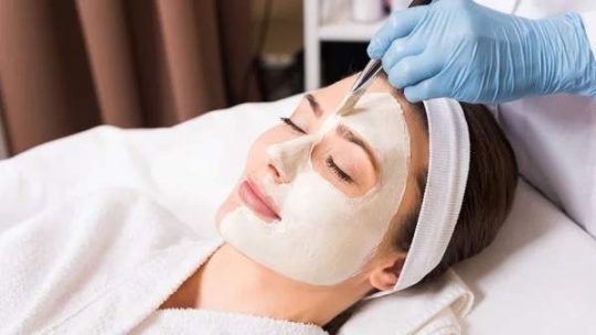 Peaux matures : adapter sa routine de soins pour répondre aux besoins spécifiques après 50 ans