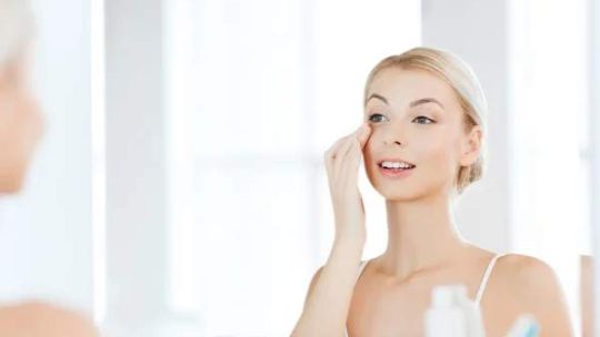 Le guide ultime des actifs anti-âge les plus puissants : rétinol, Vitamine C, Acide Hyaluronique et Peptides