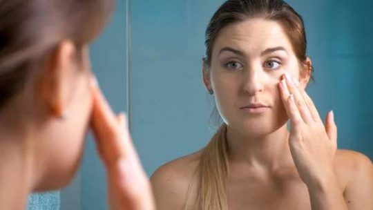 Prévenir les rides d&rsquo;expression : techniques et soins ciblés pour le front, les yeux et la bouche