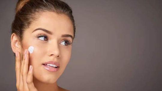 L’importance de la protection solaire (SPF) : le geste anti-âge le plus efficace au quotidien