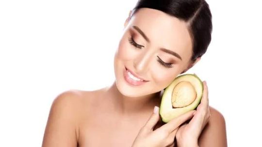 Alimentation anti-âge : les 10 aliments à privilégier pour préserver la jeunesse de sa peau