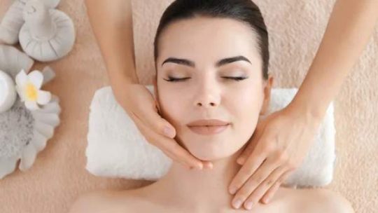 Les meilleures techniques de massage facial pour lifter et raffermir la peau naturellement