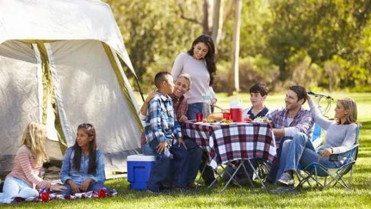 Pourquoi les gérants de campings adorent le mobilier empilable moderne ?