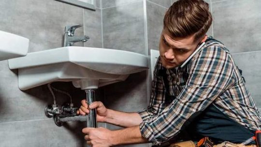 La différence entre débouchage et curage de canalisation