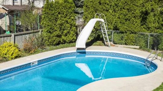 Changer de revêtement piscine : passer du carrelage au liner