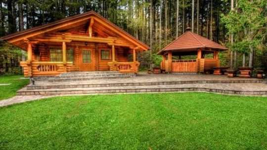 Décoration outdoor : les objets déco qui feront fureur dans les gîtes en 2026