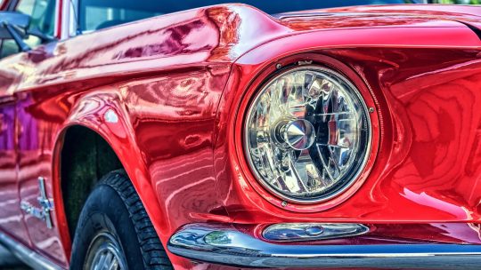 Optiques de phare jaunes : pourquoi le polycarbonate vieillit mal au soleil ?