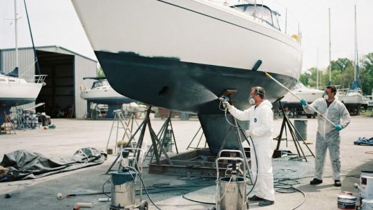 Appliquer sa peinture antifouling au rouleau ou au pistolet airless